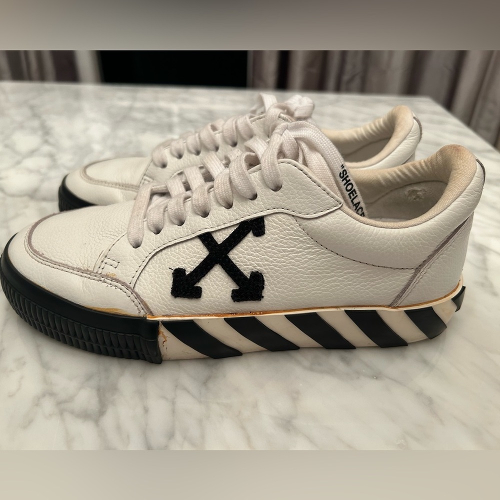 OFF-WHITE Sneakers